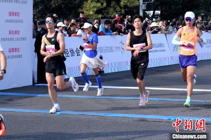 济南泉城马拉松鸣枪开跑三万余人挑战泉水主题