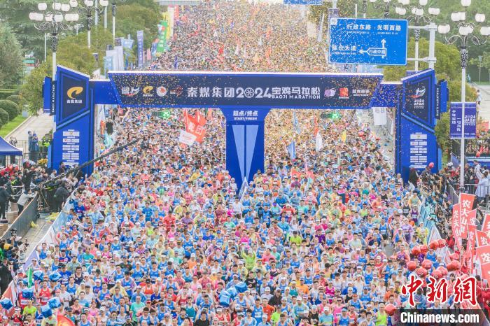 2024宝鸡马拉松鸣枪开跑 重庆跑者斩获男子冠军