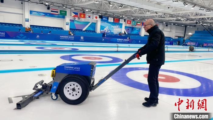 哈尔滨小学冰球馆变身亚冬冰壶馆获赞