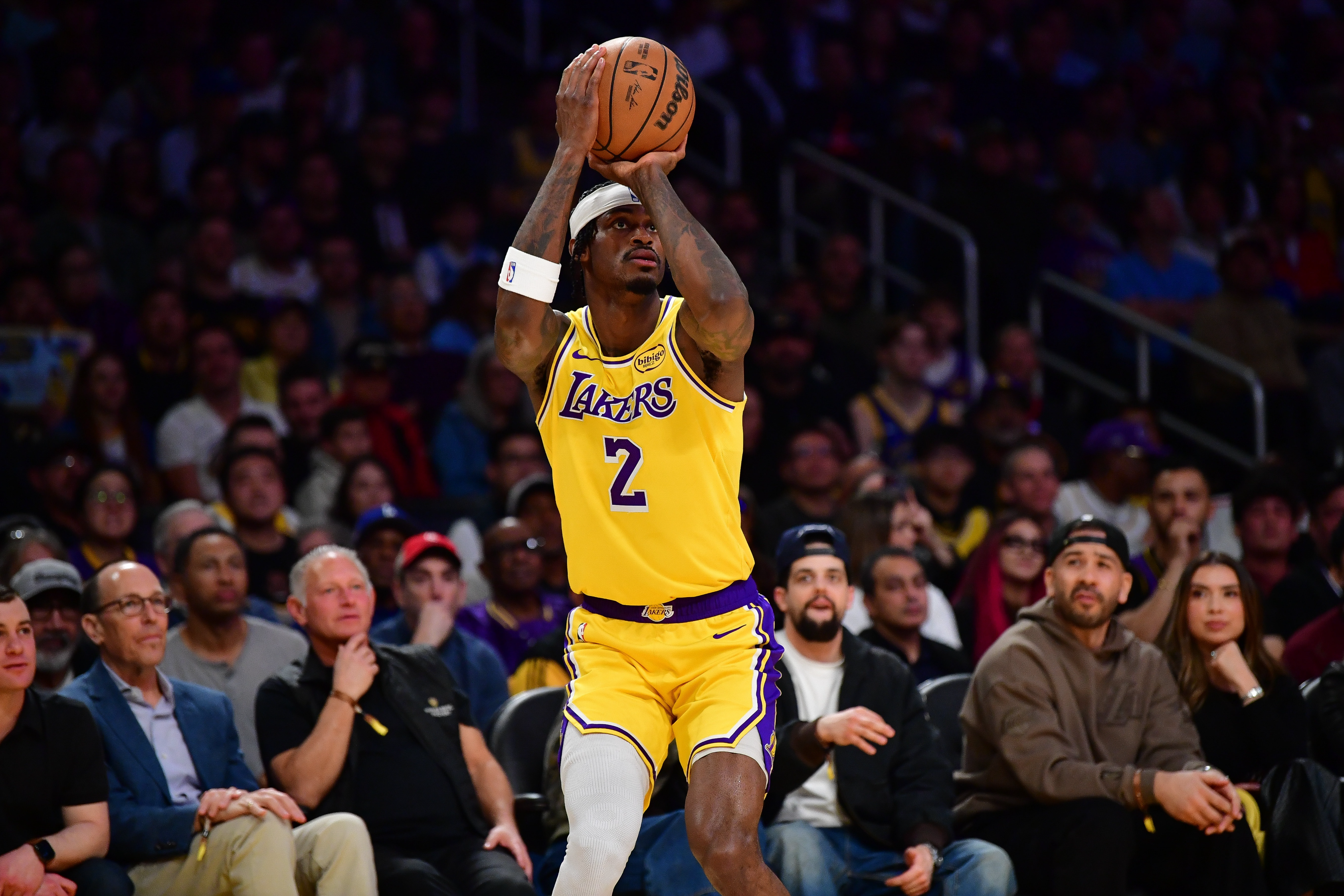 东契奇关键三分未中 湖人终结九连胜迎转折点