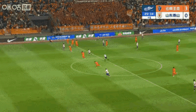 山东泰山客场0-4惨败云南玉昆，VAR争议判罚引发