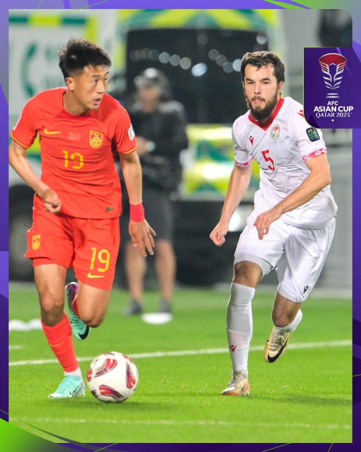 进球因越位被吹无效，国足亚洲杯首战0-0艰难战