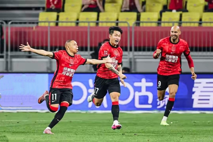 韦林顿被换下引争议 成都蓉城险遭逆转